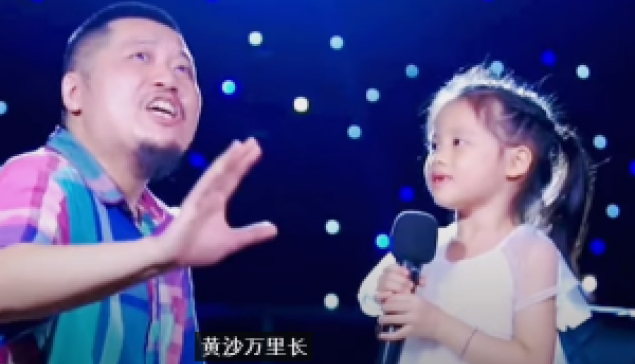 【影片】小女孩從小聽不見 卻能被父親帶唱出這麼動聽純粹的音樂